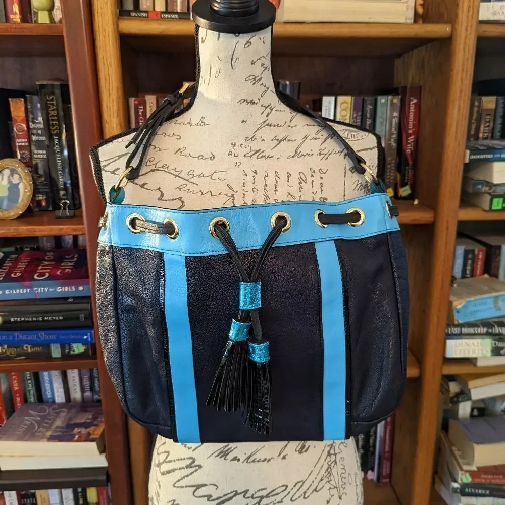 𝅺meredith Wendel powder blue and black pebbled leather bag euc